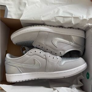 Jordan 1 Retro Silver Sneakers